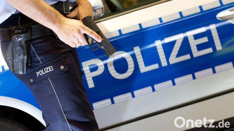 Zwei bislang Unbekannte haben bei Münchberg mit einem Audi eine Polizeisperre durchbrochen. Symbolbild: Friso Gentsch/dpa