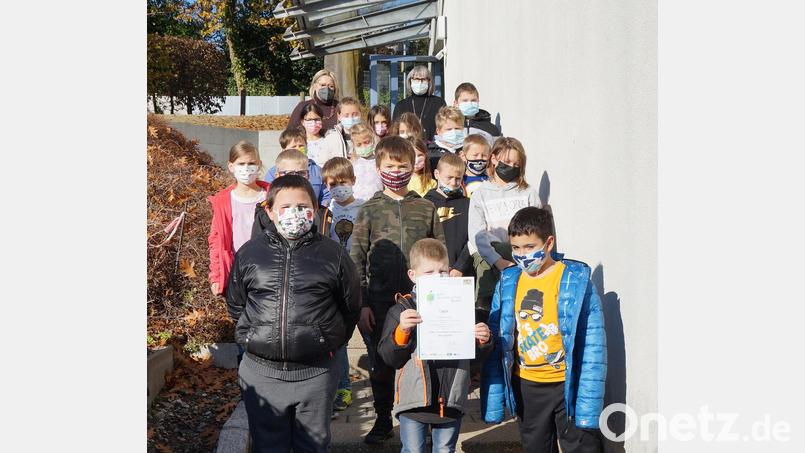 Stolz präsentieren die Grundschüler die Urkunde von Kultusminister Michael Piazzolo und Gesundheitsminister Klaus Holetschek. Bild: wel