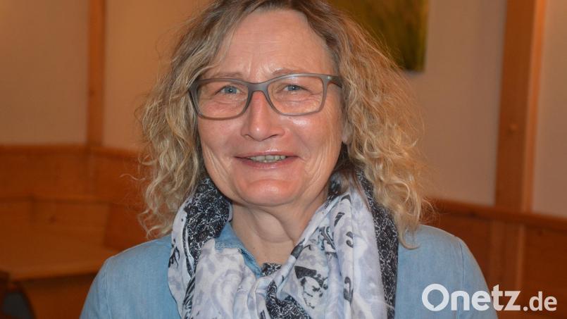 Ursula Stingl, Leiterin der Gästeinformation, lädt die Bad Neualbenreuther und die Gäste zu zwei weihnachtlichen Veranstaltungen in die Pfarrkirche St. Laurentius ein. Bild: jr