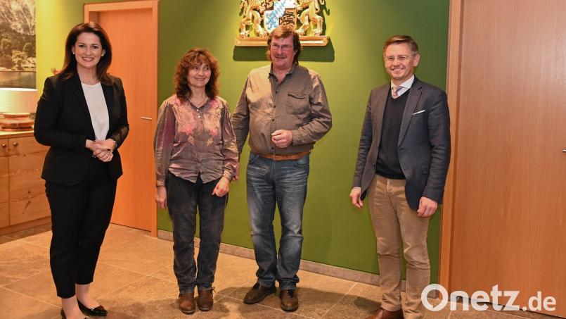 Die Bayerische Staatsministerin für Ernährung, Landwirtschaft und Forsten, Michaela Kaniber (CSU/von links), nahm sich für ihre Gäste aus Ebnath, Elisabeth und Gerhard Schinner, viel Zeit. Bei der Übergabe des neuen Wappens war auch der Brander Landtagsabgeordnete Tobias Reiß dabei. Bild: Bayerisches Landwirtschaftsministerium/exb
