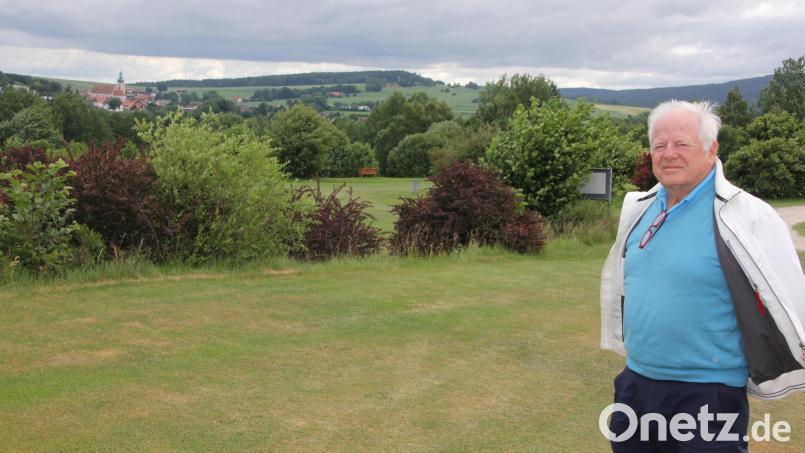 Im Alter von 78 Jahren verstorben ist am Sonntag Dr. Wolfgang Ries (im Bild auf dem Golfplatz bei Bad Neualbenreuth). Der Gynäkologe war auch Gründungsmitglied des Golfclubs Stiftland sowie seit 1995 dessen Präsident und gilt außerdem als Initiator des Rotary-Clubs Stiftland. Archivbild: kro