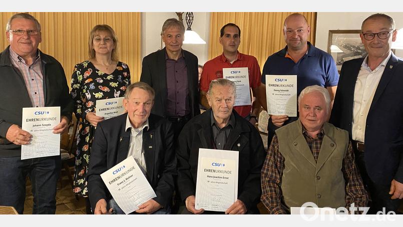 Der CSU-Ortsverband Rieden-Vilshofen ehrt langjährige Mitglieder. Ihnen gratulieren Ortsvorsitzender Josef Weinfurtner (hinten Mitte) und Bürgermeister Erwin Geitner (rechts). Bild: bö