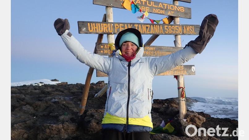 Am 4. August um 6.20 Uhr war es so weit: Die Internistin Dr. Gudrun Graf stand nach einigen Strapazen auf dem Gipfel des Kilimandscharo, des höchsten Berges Afrikas. Bild: Graf/exb