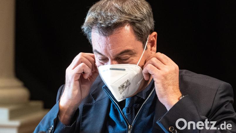 Ministerpräsiden Markus Söder setzt eine FFP2-Maske auf. Archivbild: Armin Weigel/dpa