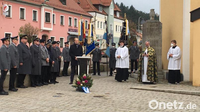Bei einer zentralen Gedenkveranstaltung am Wernberger Kriegerdenkmal wurde er Opfer von Krieg, Gewalt und Verfolgung gedacht Bild: Maria Schlögl/exb