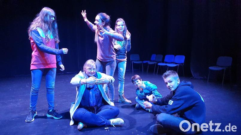 Bühne frei! Junge Talente probierten sich in den Herbstferien beim Schauspiel-Schnupperkurs im Amberger Stadttheater aus. Bild: Kulturamt Amberg/exb