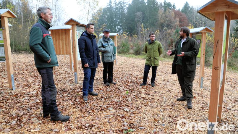 Christian Pregler (rechts) stellte das von ihm entwickelte Konzept für den Waldumbaupavillon vor. Bild: akp