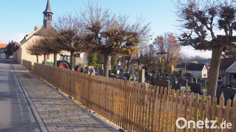 Der einfache Lattenzaun am Friedhof soll bald der Vergangenheit angehören. Im kommenden Jahr steht auch die Erneuerung der Mauer im Jahresantrag der Städtebauförderung. Bild: ws
