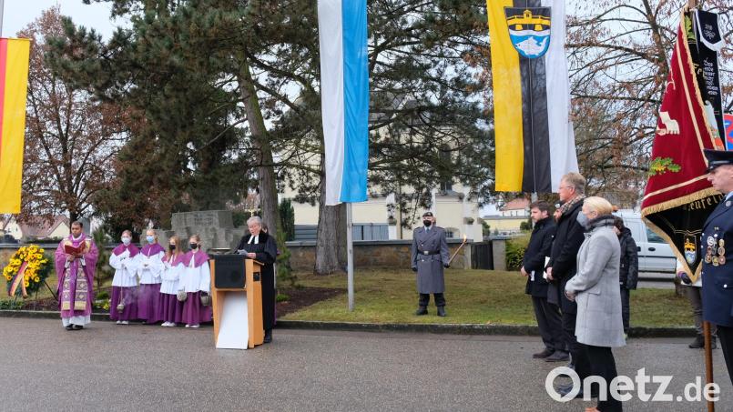 Die Geistlichen beider Konfessionen begleiten den religiösen Teil der Zeremonie am Kriegerdenkmal. Bürgermeister und Vereine nahmen zusammen mit Soldaten der Patenkompanie an der Feier teil. Bild: mab