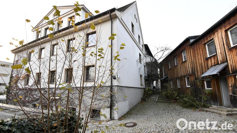 Corona hat die Sanierung und den Teilneubau des Seniorenheims der Diakonie verzögert – aber nun sollen am 6. Dezember im Bereich des Altbaus (links) und der ehemaligen Heimleiterwohnung (rechts) die Abbrucharbeiten beginnen. Bild: Petra Hartl