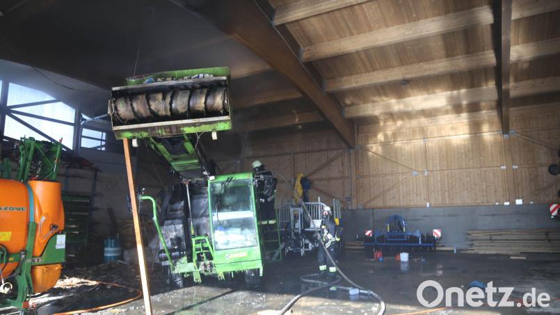 Der Futtermischwagen in einer landwirtschaftlichen Halle in Frauenreuth brannte komplett aus. Es entstand ein Schaden in Höhe von 75 000 Euro. Bild: rw