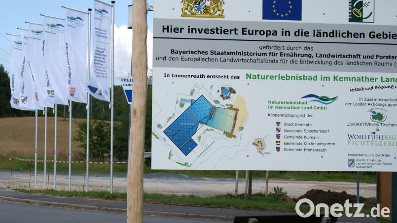 Mit einem Anteil von vier Prozent ist die Gemeinde Kirchenpingarten ein Gesellschafter am Naturerlebnisbad im Kemnather Land und am Campingplatz in Immenreuth. Ihre 2011 bei der Einweihung gehisste Flagge (Dritte von rechts) will die Gemeinde nun einziehen. Archivbild: bkr
