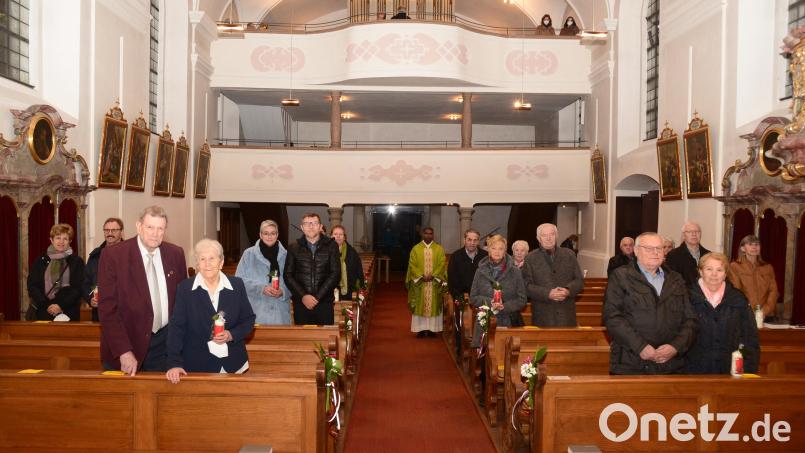 Pfarrer Pater Pennoraj Thamarkkan feierte mit vielen Ehepaaren deren Ehejubiläen. 




Pfarrer Pennoraj Thammarkkan feierte mit 17 Ehpaaren das Fest der Jubelhochzeit. Coronabedingt wünschte der GEistliche sich der Geistlicihe, dass alle Jubelpaare im Kirchenschifft stehen bleiben und mit der roten Kerze das Zeichen für ihr Jubiläum setzen. Bild: bey