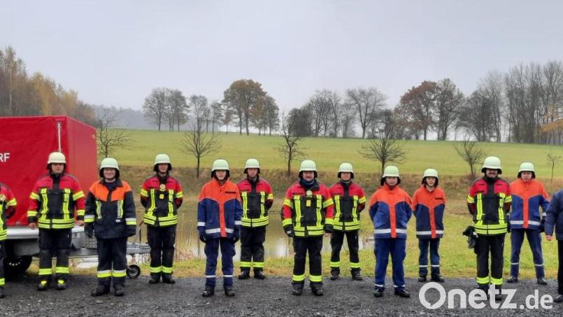 Zwölf Brandschützer der Freiw. Feuerwehr Kötzersdorf legten in unterschiedlichen Stufen erfolgreich die Leistungsprüfung &quot;Gruppe im Löscheinsatz&quot; ab. Das Wasser kam bei der Leistungsabnahme nicht nur aus den Strahlrohren, sondern auch aus den Wolken. Bild: mde