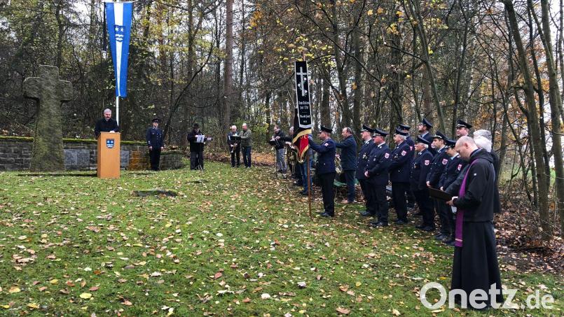 Der Zweite Bürgermeister Karl Völkl zitiert bei der Gedenkfeier in Wilchenreuth zwei US-Präsidenten, unter anderem Roosevelt mit dessen Wort: „Der Krieg ist eine Seuche.&quot; Bild: Gemeinde Theisseil/exb