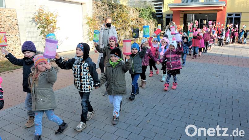 Ein Zug mit Laternen: Am Martinstag besuchten die Kinder das benachbarte Altenheim. Bild: lg