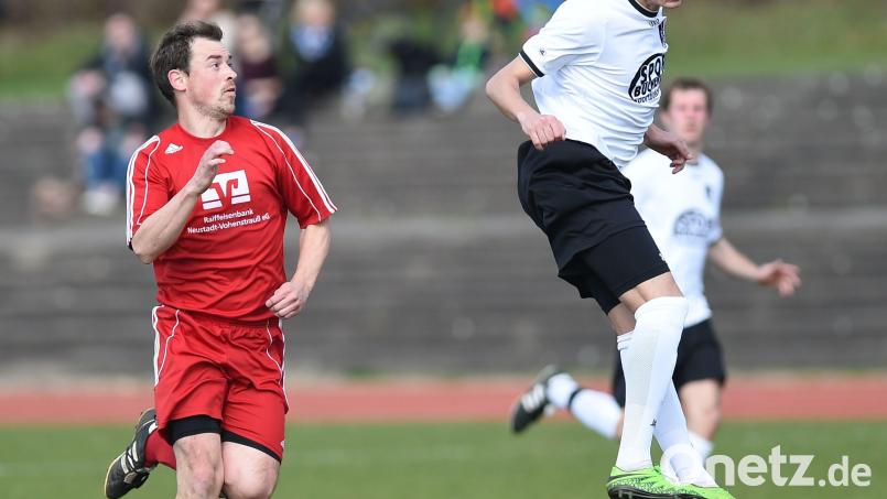 Vorbildlich in der Luft und auf dem Platz: Der Schwarzenfelder Kapitän Marco Zirngibl (rechts/Szene aus einem früheren Spiel) und seine Teamkollegen können doch noch siegen. Archivbild: A. Schwarzmeier