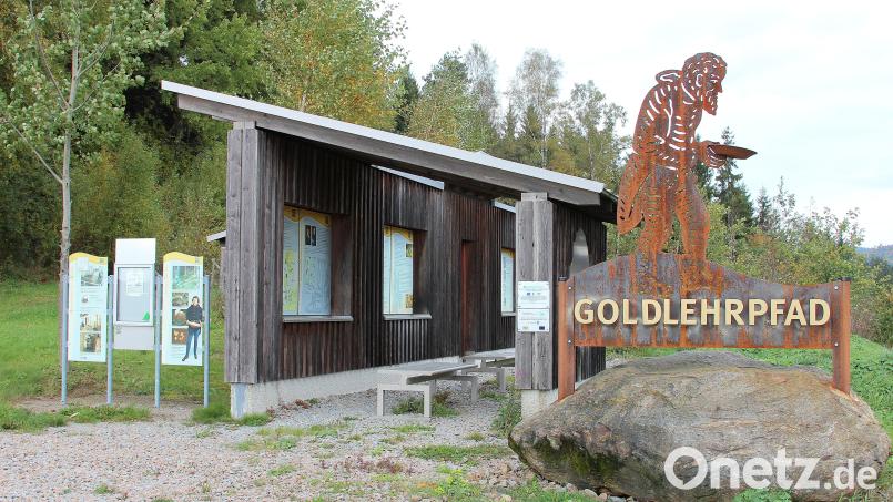 Direkt am Eingang zum Goldlehrpfad an der Straße von Plechhammer nach Mitterlangau befindet sich der „Waldumbaupavillon Oberviechtacher Land“. Bild: akp