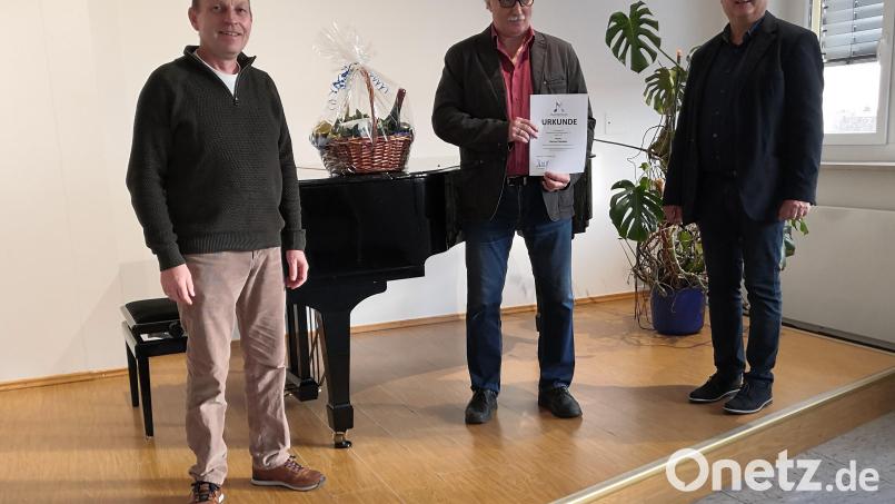 Hartmut Gebelein (Mitte) ist seit 25 Jahren Teil der Musikschule Vierstädtedreieck. Bild: Joachim Steppert/exb