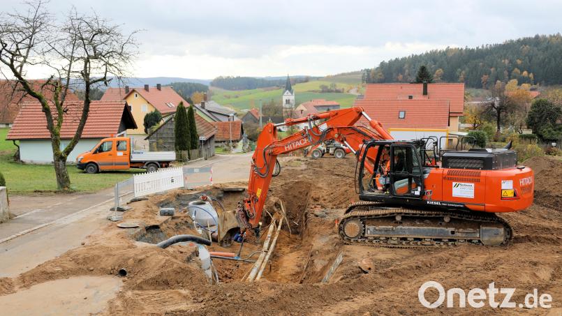 Momentan ist die Durchfahrt durch Weidenthal wegen Anschlussarbeiten an das Kanalsystem gesperrt. Die Arbeiten laufen mit Hochdruck, um die Straße wieder passierbar zu machen. Bild: akp