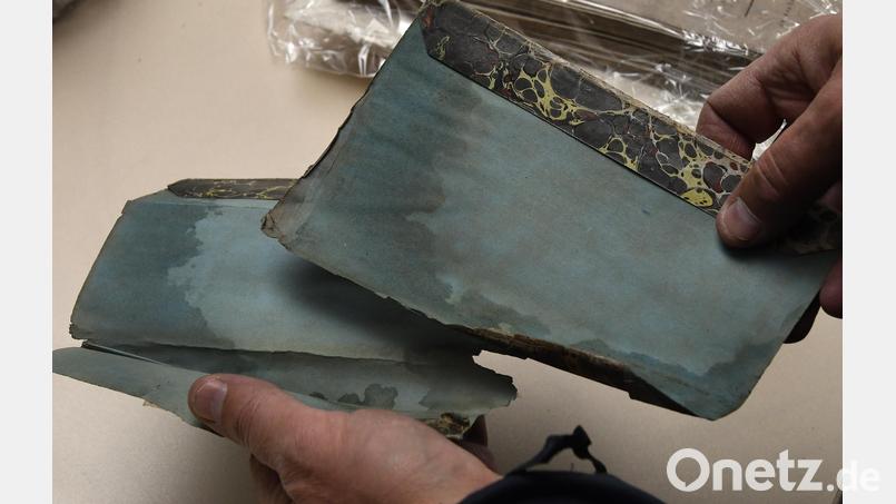 Rund 1000 Bücher, Schriften und Drucke waren dem herabtropfenden Wasser im Seidel-Archiv ausgesetzt. Die Schadensbilder fallen unterschiedlich aus. Bild: Petra Hartl