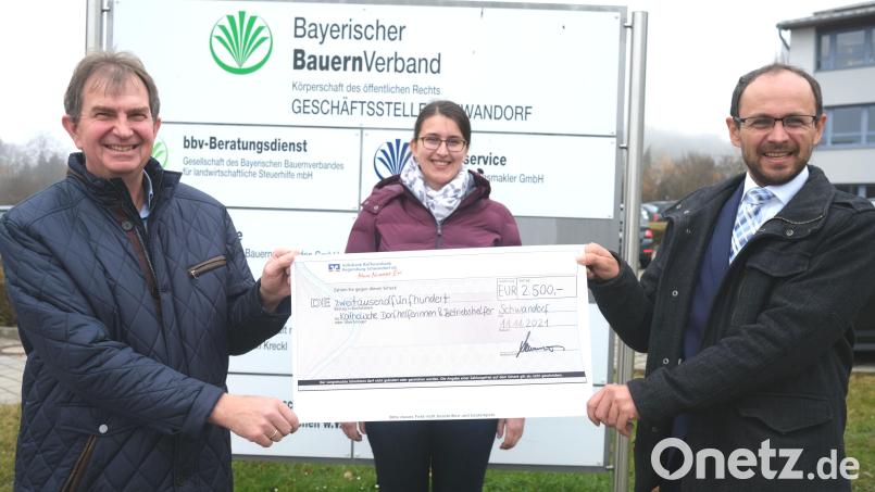 Eine Spende über 2500 Euro überreichte die Volksbank Raiffeisenbank Regensburg-Schwandorf für die Dorfhelferinnen. Bild: Hirsch