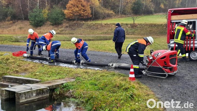 Während Maschinist Hubert Busch routiniert die Tragkraftspritze bediente, kuppelten die vier Jugendfeuerwehrleute der ersten Gruppe im Wasser- und Schlauchtrupp, die das erste Leistungsabzeichen ablegen, die Saugleitung zur Entnahme des Löschwassers aus dem Teich. Bild: mde