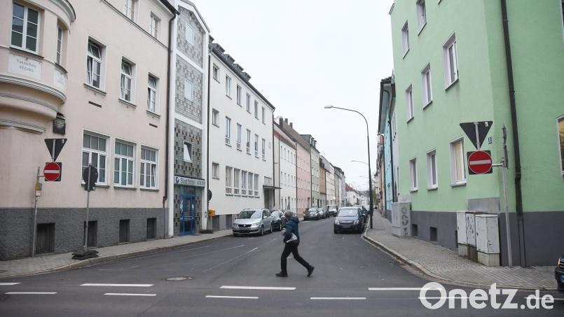 Einfahrt verboten: Für Radfahrer könnte diese Regel in der Asylstraße in Weiden bald aufgehoben werden. Bild: Gabi Schönberger