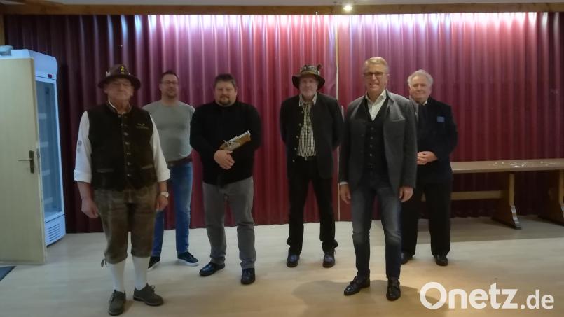 Bei den Neuwahlen wurde Martin Hager an der Spitze bestätigt. Im Bild (von links): Kassenrevisor Gerhard Spitzl, Matthias Seidl (Vorstand des Patenvereins), Kassenrevisor Jürgen Schulwitz, Vorsitzender Martin Hager, Ehren- und Gründungsmitglied Erster Bürgermeister Franz Stahl und Zweiter Bürgermeister Peter Gold. Ebenfalls zum Vorstand gehören Zweiter Vorsitzender Josef Grassy, Schriftführer Walter Richter und Schatzmeisterin Manuela Hager sowie Fähnrich Emanuel Venzl, die jedoch verhindert waren. Bild: heb