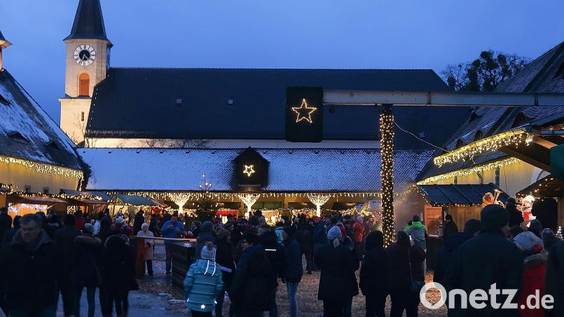 Viele Besucher kamen jedes Jahr in den historischen Ökonomiehof zum Friedenfelser Weihnachtsmarkt. Sogar der geplante kleine Ersatz-Weihnachtsmarkt kann nun nicht stattfinden. Archivbild: bsc