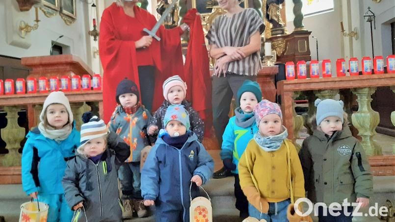 Die Mädchen und Jungen sangen Lieder und zogen beim gemeinsamen Laternenzug durch die Alte Kirche. Bild: Johanniter-Kinderhaus Waldershof/exb