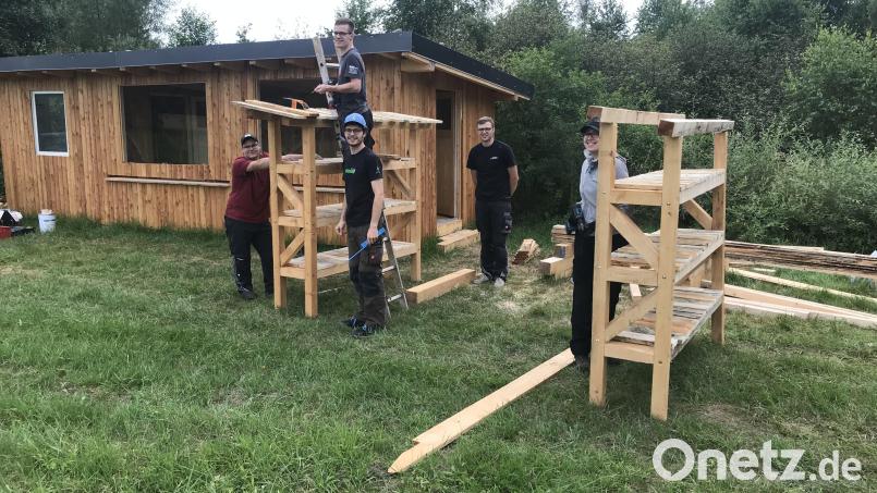 Die Mitglieder des LBV Trabitz bauen in Eigeninitiative ein Bienenhaus bei ihrer frisch gepflanzten Streuobstwiese. Bild:  LBV Trabitz/exb