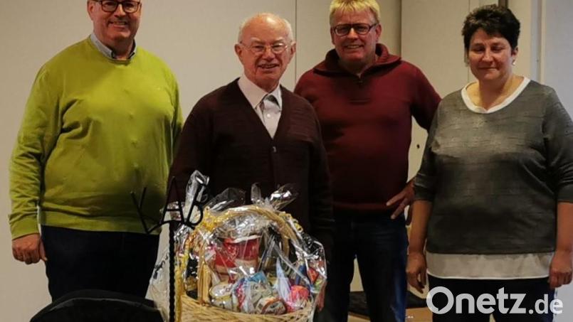 KAB-Vorsitzender Wolfgang Glaser (von links) verabschiedete Kassier Manfred Schinner aus seinem Amt. Mit auf dem Bild sind Zweiter Vorsitzender Lothar Rauch und Zweite Vorsitzende Melanie Bauer. Bild: gis