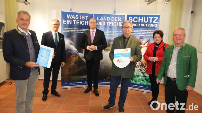 Heimatminister Albert Füracker (Dritter von links) überreichte die Aufnahmeurkunde zum immateriellen Kulturerbe. Mit dabei waren (von links) Landrat Roland Grillmeier, Bürgermeister Franz Stahl, Teichwirt Hans Klupp sowie die beiden Bezirksräte Brigitte Scharf und Toni Dutz. Bild: kro