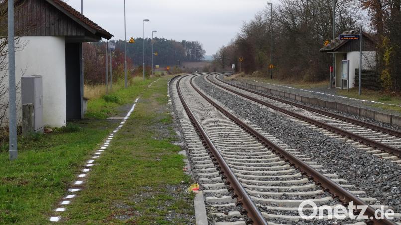 Die Bahnsteige für Haidenaab (links) und Göppmannsbühl (rechts) werden auf einer Länge von jeweils 120 Metern und einer Kantenhöhe von 55 Zentimetern über Schienenoberkante ausgebaut. Bild: ak