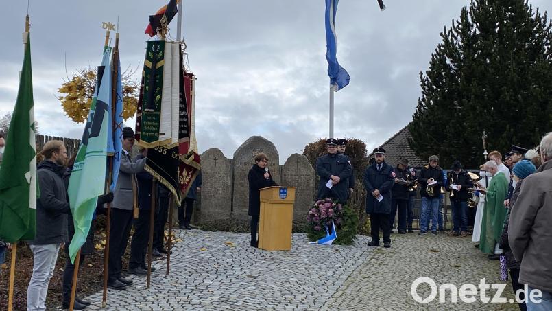Bürgermeisterin Marianne Rauh ruft am Mahnmal in Letzau dazu auf, sich zu verneigen &quot;in tiefem Respekt vor allen Opfern von Kriegen, Gewalt und Vertreibung“. Bild: Gemeinde Theisseil/exb