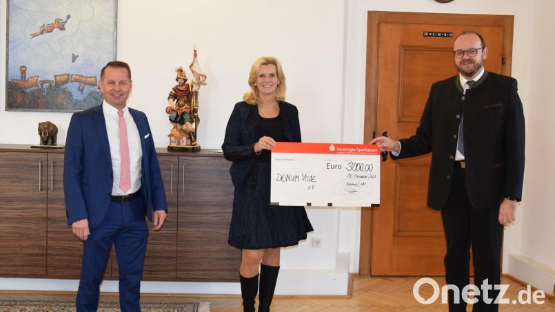Spendenübergabe Bild: LRA Neustadt a.d.Waldnaab / Marcel Weidner/exb