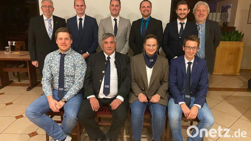 Stefan Mehrl (Dritter von links) ist der neue Obmann der Schiedsrichtergruppe Schwandorf. Er tritt die Nachfolge von Florian Fleischmann (Dritter von rechts) an, der nach acht Jahren nicht mehr kandidiert hatte. Mit im Bild Bezirksvorsitzender Thomas Graml (links). Bild: Fabian Felbermeir/exb
