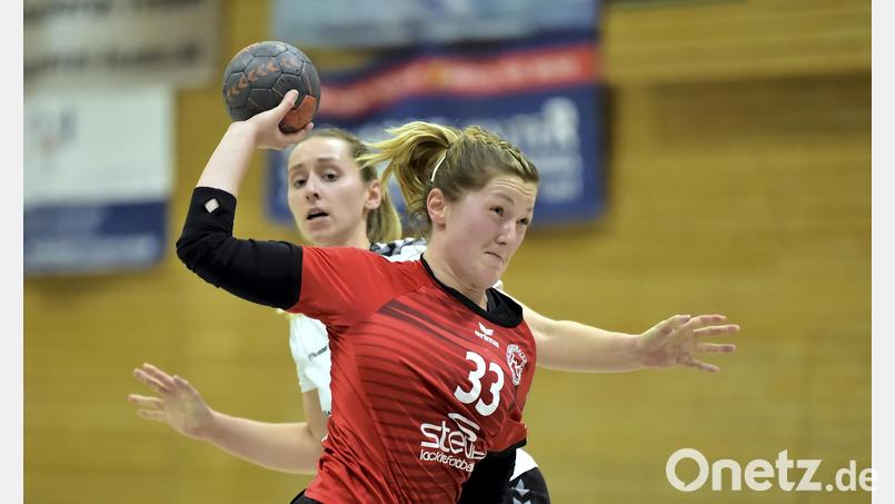 Franziska Mutzbauer (vorne) vom HC Sulzbach mit einem wuchtigen Wurf auf das Wendelsteiner Tor. Ihre Gegenspielerin Alina Grosam (hinten) kann nur noch hinterherschauen. Bild: Hubert Ziegler