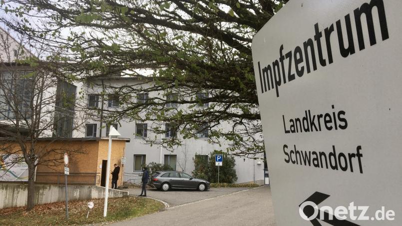 Mittagspause am Impfzentrum Nabburg: Am Montagvormittag waren die Besucher noch bis auf die Straße hinaus Schlange gestanden. Bild: upl