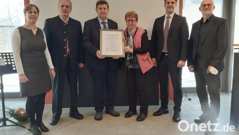 Wilfried Neuber ist nun Ehrenvorsitzender. Unser Bild zeigt ihn nach der Urkundenverleihung zusammen mit seiner Gattin Karin, Bürgermeister Rudolf J. Teplitzky (Zweiter von rechts) und den Museumsvertretern Maria Ahlemeyer (links) , Dr. Ludwig Schießl (Zweiter von links) und Siegfried Bräuer (rechts). Bild: slu