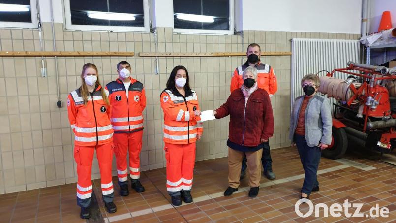 Stellvertretende Leiterin Carmen Stubenvoll (Dritte von links) dankt Gudrun Horch (Zweite von rechts) und Sieglinde Wolfinger (rechts) für die finanzielle Unterstützung. Bild: sei