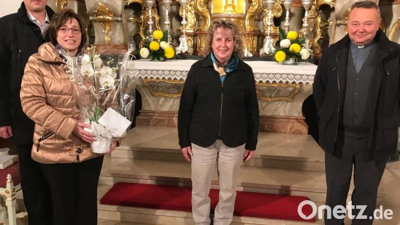 Pfarrer Josef Waleszczuk (rechts) und Müttervereinsvorsitzende Anni König (Mitte), dankten Sängerin Brigitte Traeger und ihrem Ehemann Siegfried Stenglein für den ergreifenden Abend. Bild: twg