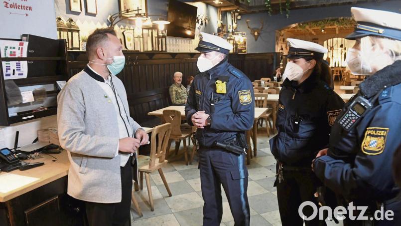 Verstärkte Polizeikontrollen hinsichtlich der Einhaltung der 2G-Regel, wie hier in einem Lokal in München, wird es ab sofort auch in Restaurants, Clubs, Hotels und soweiter im Landkreis Tirschenreuth geben. Bild: Symbolbild: Felix Hörhager/dpa