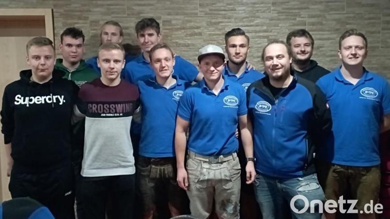 Ein Erinnerungsbild mit (vorne, von links) den Neumitgliedern Fabian und Niklas Ganserer. Sowie vom Vorstand Lorenz Boethe, der neue Vorsitzende Fabian Gruber, sein Vorgänger Martin Frauenreuther und Max Schreyer. Hinten, von links: Neumitglied Sebastian Rosner sowie vom Vorstand Johannes Faltermeier, Ludwig Faltermeier, Ralph Frauenreuther und Fabian Zeschick. Bild: cro