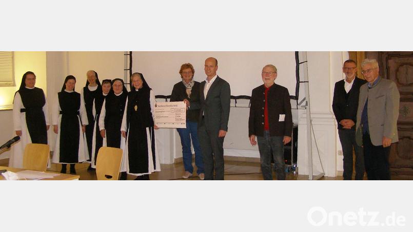 Bei der Übergabe des 25.000-Euro-Schecks in der Aula des Klosters, von links Sr. M. Sophia Schlembach, Sr. M. Raphaela Kratzer, Sr. M. Agnes Richter, Sr. M. Getrudis Schmid, Sr. M. Mechthild Hohenberger und Äbtissin M. Laetitia Fech zusammen mit Vorsitzender Monika Hohlmeier, Schatzmeister Thomas Böhm und den weiteren Vorstandsmitgliedern Ludwig Spreitzer, Dr. Thomas Vogl und Karl Haberkorn. Bild: pz