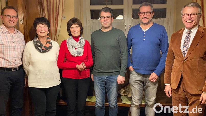 Das Team des Fördervereins Porzellan- und Kachelmuseum (von links): Christian Münch, Lise Wurm, Herta Bayreuther, Jan Supguth und Franz Trottmann mit Bürgermeister Franz Stahl. Bild: Förderverein Porzellan- und Kachelmuseum/exb