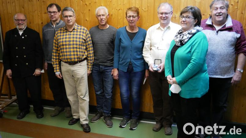 Ein Großteil des wieder gewählten Vorstands der Siedlergemeinschaft Waldsassen mit (von links) Bruno Salomon, Stefan Hart, Harald Sommer, Jürgen und Bettina Bomann, der mit der Verdienstmedaille Stufe 2 ausgezeichnete Vorsitzende Reinhard König, Kassiererin Helene Kunz und Wolfgang Kellner, Mitglied im Landesvorstand des Eigenheimerverbandes Bayern e.V. Bild: hmr