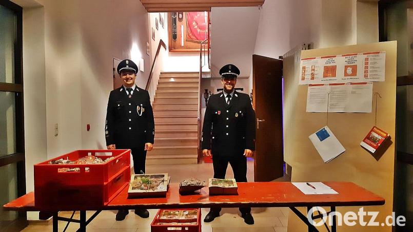 Die Kameraden konnten sich vor der Online Veranstaltung eine Brotzeit im Feuerwehrhaus abholen. Bild: jma