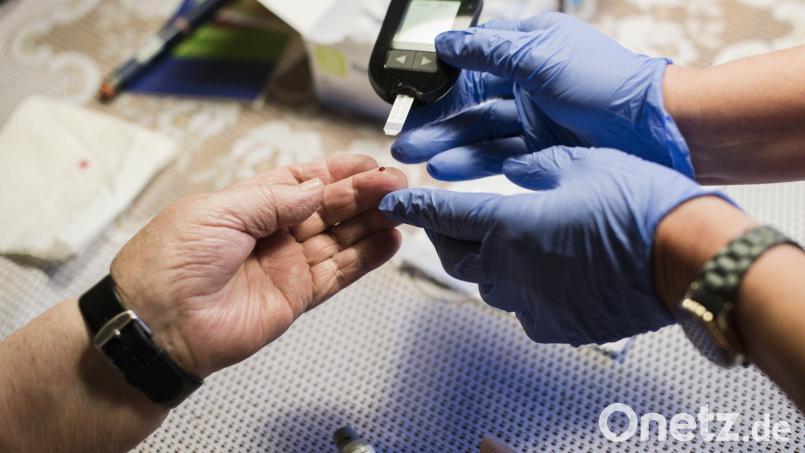 Die Hände sollten beim Messen des Blutzuckers trocken sein, um das Ergebnis nicht zu verfälschen. Bild: Jana Bauch/dpa